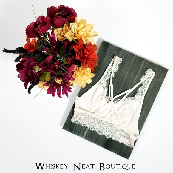 Candie's Eyelash Lace Bralette in Pristine - Picture 3 of 3